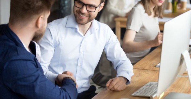 مساعدة زملاء العمل في وضعية صعبة