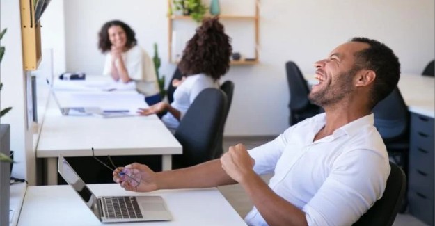 إليكم 7 نصائح لممارسة العمل بسعادة