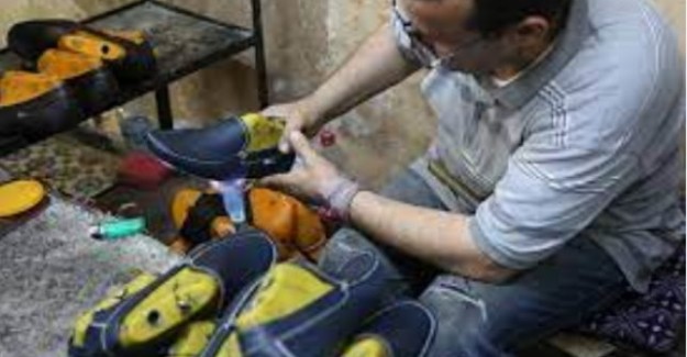 شروط امتهان ﺻﺎﻧﻊ اﻟﻤﻼﺑﺲ اﻟﺠﻠﺪﯾﺔ