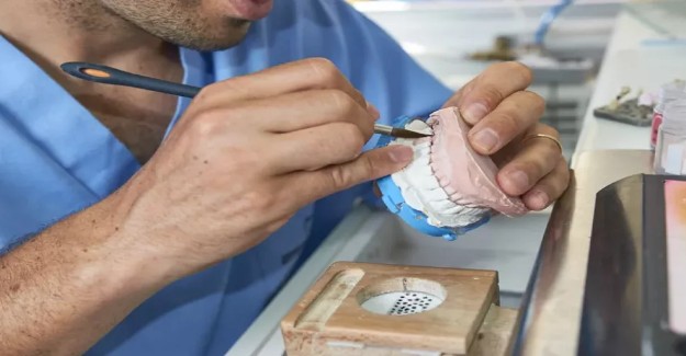 شروط امتهان : ﺗﻘﻨﻲ ﺻﻨﺎﻋﺔ اﻷﺳﻨﺎن