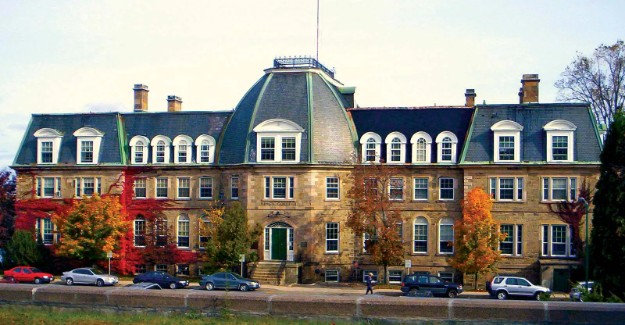 للشباب المغاربة الراغبين في إكمال دراستهم في الخارج.. جامعة كندية تقدم منح دراسية بقيمة “مليون سنتيم”